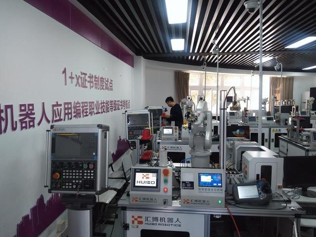 虚拟仿真实训黑灯工厂 职业院校数字化转型与技能培训的新引擎
